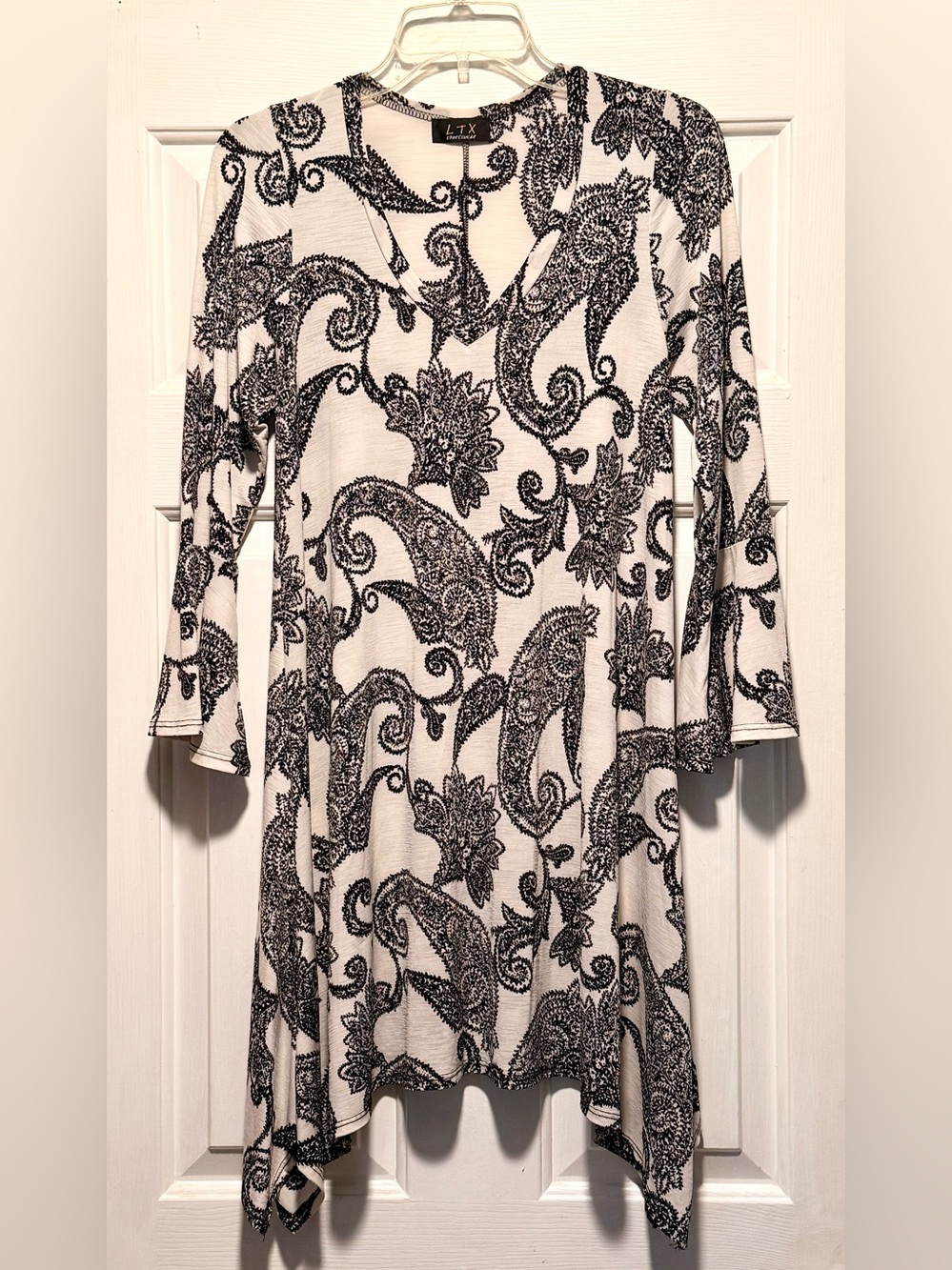 Black & White Paisley V-Neck Tunic Dress